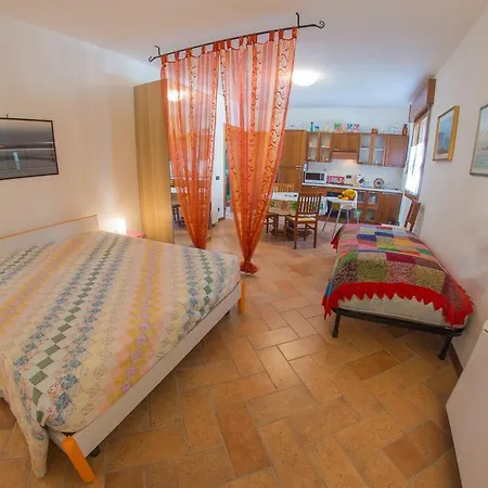 A Due Passi Dal Botteniga ゲストハウス トレヴィーゾ