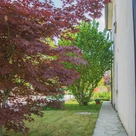 ゲストハウス A Due Passi Dal Botteniga 3*